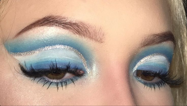 Ice Blue Eyeshadow Look, Blue Cut Crease Eyeshadow, Silver Cut Crease, Cut Crease Glitter, Blue Cutcrease Eyemakeup, Glittery Blue Eyeshadow, Blue Halo Eyeshadow, Blue Cut Crease, Crease Eyeshadow