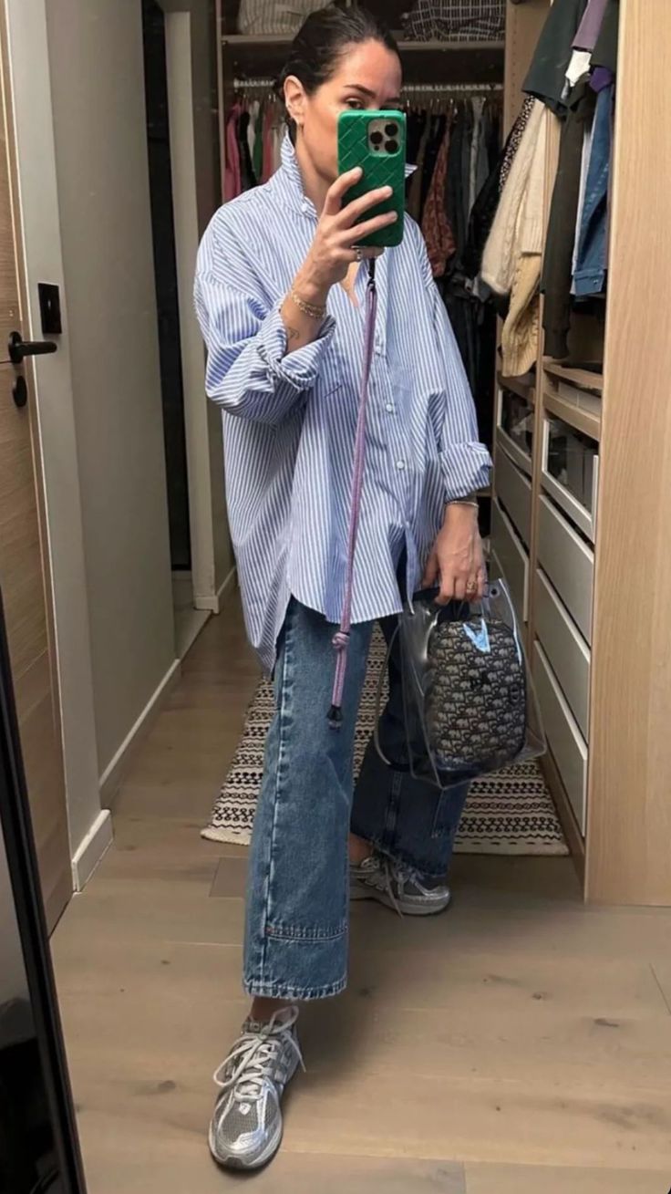 Denim Shirt Work Outfit, Cophengan Style Outfit, Leggings Oversized Shirt Outfit, Blue Oversized Shirt Outfit, Wide Leg Denim Pants Outfit, Poplin Shirt Outfit, Light Blue Shirt Outfit, Styling Mirror, Silk Shirt Outfit