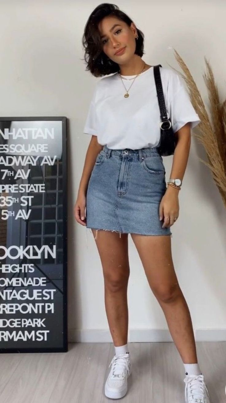 Spring Outfits Basic, Jean Skirt Outfits Mini, How To Style A Denim Skirt Short, How To Style Short Denim Skirt, Summer Short Skirt Outfits, Short Summer Skirt Outfit, Jeans Skirt Outfit Summer, Short Jean Skirt Outfits Summer, Short Denim Skirt Outfit Summer