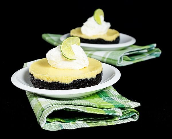 there are two desserts on the plates with green napkins next to each other