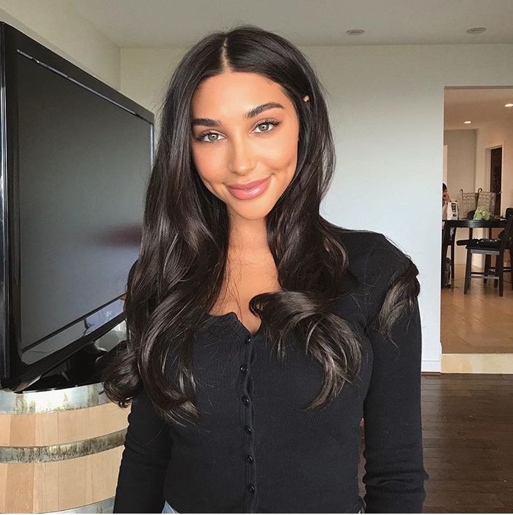 ★ Chantel Jefferies, Dark Brunette Hair, Brown Hair Inspo, Chantel Jeffries, Looks Party, Winter Hair Color, Happy Girl, Dark Brown Hair, Winter Hairstyles