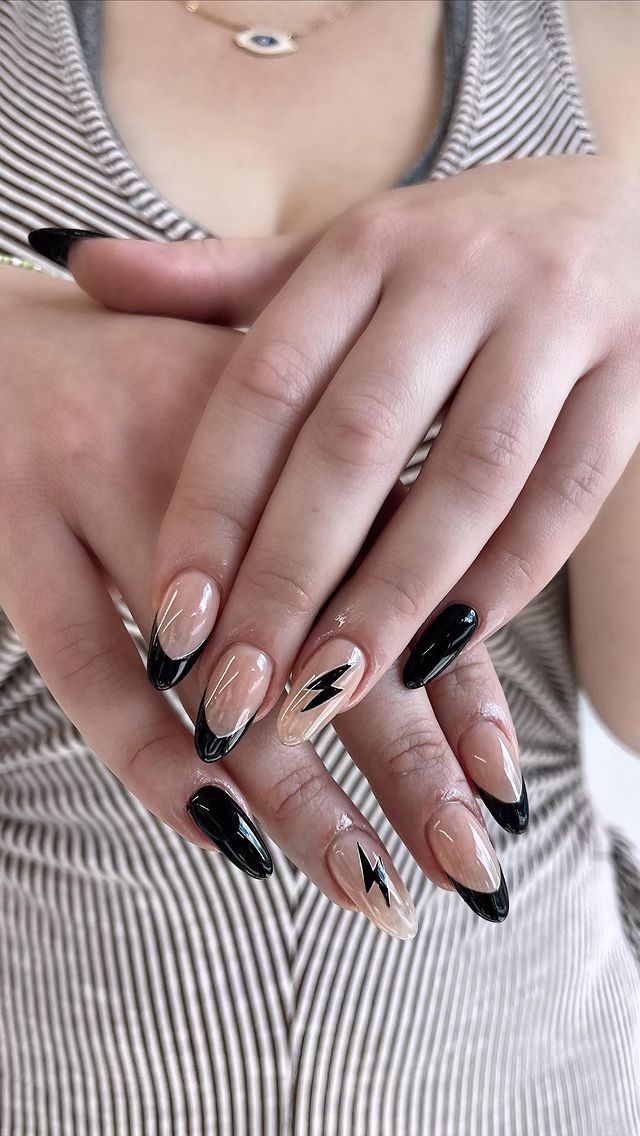 Lightning Bolt Almond Nails, Black Nail 2023, Thunderbolt Nail Art, Stars And Lightning Bolts Nails, Lighten Bolt Nails, Black Lightening Bolt Nails, Lightning Bolt Manicure, Nail Designs With Lightning Bolt, Black Nails Lightning Bolt