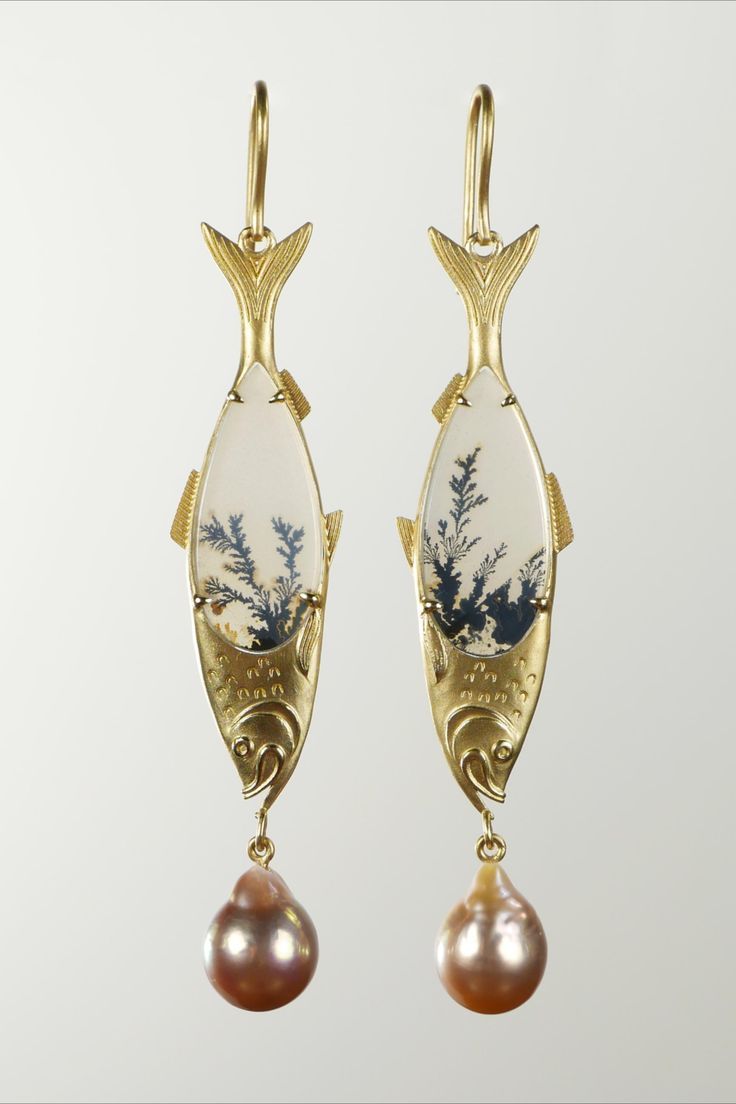 Herring Pearl Earrings made of 18k gold, Edison pearls and dendritic agate from Lunar Rain. Designed by Melissa Chen. Herring Fish, Fish Ring, Fish Earrings, Angel Fish, Dendritic Agate, Funky Jewelry, Agate Jewelry, Akoya Pearls, Jewelry Inspo