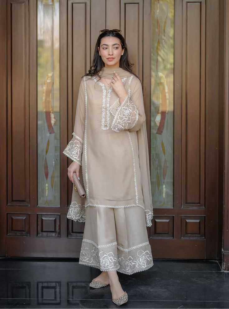 Pakistani Kamiz Design, Salwar Suit Outfits For Women, White Ethnic Wear, Simple Wedding Wear, Rakhi Suit Designs, Casual Pakistani Suits, Latest Pakistani Suits Designs 2024, Long Shirt With Plazo Wedding Dress, Casual Suits Women Indian