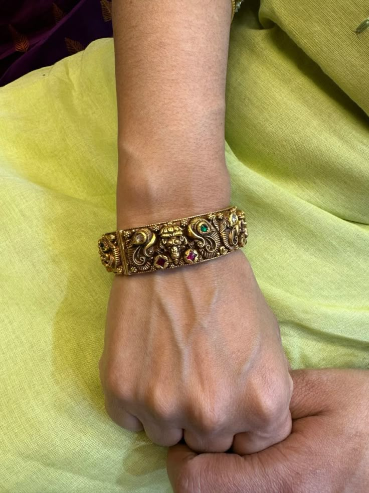 Nakshi Bangles Gold, Fashion Jewelry Necklaces Gold, Antique Bangles, Gold Kada, Gold Bangles Indian, Ganesha Pendant, Jewelry Necklaces Gold, Gold Bangles For Women, Victorian Jewellery