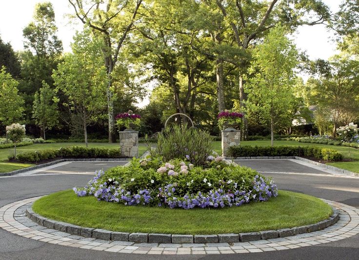 a circular flower bed in the middle of a park