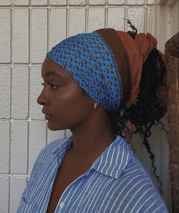 Black Hairstyles With Scarf, Bandana Black Woman, Simple Headwrap Styles, Curly Hair In Bandana, Natural Hair With Headband, Silk Headscarf Styles, Headscarf Styles, Headwrap Hairstyles, African Hair Wrap