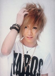 Male Gyaru Fashion, Gyaruo Men Makeup, Male Gyaru, Gyaru Boy, Shibuya Style, Rokku Gyaru, Hairstyles For Guys, J Rock, Gyaru Makeup