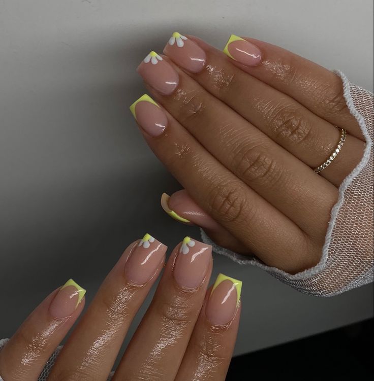 Short French Tip Nails With Design Simple, Short Nails Ideas Elegant, Really Short Acrylic Nails Designs, Small Nails Design Summer, Elegant Short Acrylic Nails, Shorts Nails Ideas Gel, Nail Art For Natural Short Nails, Active Length Nail Designs, Short Square Overlay Nails