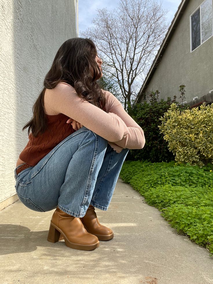 Brown Platform Boots Outfit 70s, Steve Madden Clogs Outfit, Tan Heeled Boots Outfit, Tan Steve Madden Boots Outfit, Mustard Boots Outfit, Heeled Brown Boots Outfit, Steve Madden Fantsie Boots Outfit, Steve Madden Brown Boots, Light Brown Ankle Boots Outfit