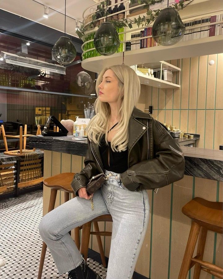 Casual Restaurant Outfit, Styling A Leather Jacket, Outfit Cena, Outfit Cafe, Simple Black Top, Black Friday Fashion, Stylish Leather Jacket, White Turtleneck Sweater, Gender Neutral Clothes