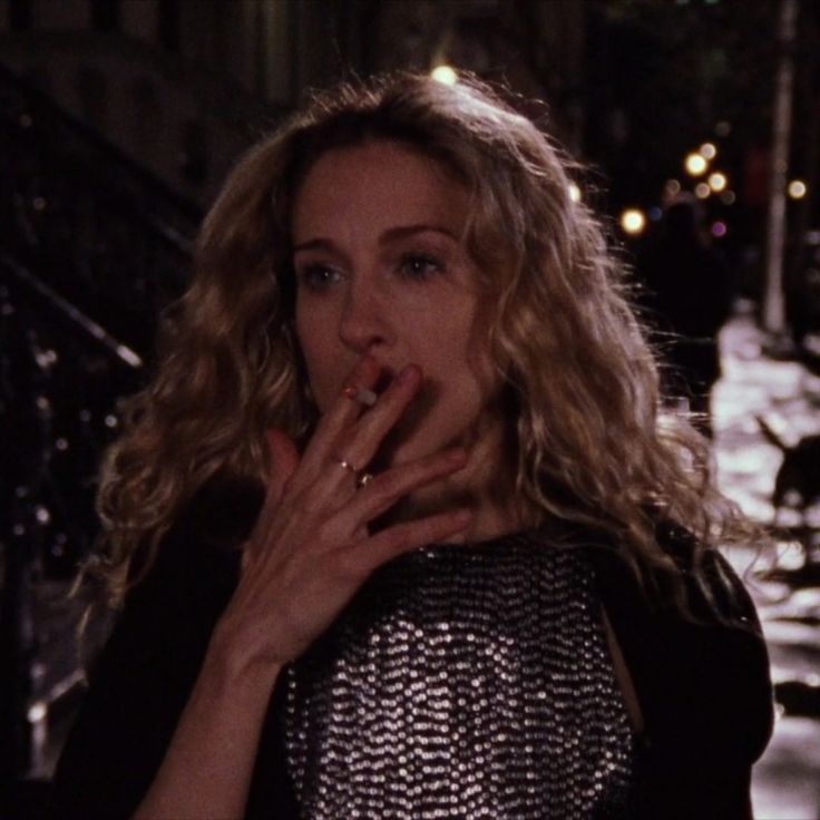 carrie bradshaw | satc | s2ep5 Carrie Bradshaw Style, Aesthetic Apartment, And Just Like That, Sarah Jessica Parker, Spring Outfits Women, Carrie Bradshaw, Mother Daughter, Carry On, Straight Hairstyles