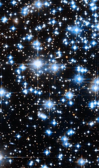 an image of stars in the sky that is very bright and blue with white dots