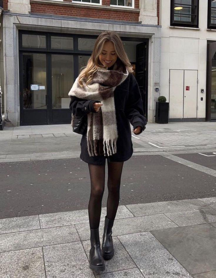 Fall Boots 2023, Trenchcoat Outfits, Barcelona Winter, Vinter Mode Outfits, Stile Blair Waldorf, Adrette Outfits, Nyc Outfits, New York Outfits, Fest Outfits