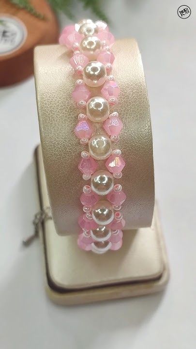 Crystal Bracelets Tutorial, Beaded Jewelry Ideas, Beaded Bracelet Ideas, Handmade Bracelets Tutorial, Anting Manik, Pink Beaded Bracelets, Friendship Bracelet Patterns Easy, Manik Manik, Beads Craft Jewelry