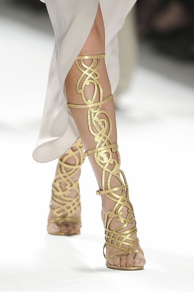 DIY inspiration: gold leather strap gladiator sandals Knee High Sandals, Elie Tahari, Beautiful Shoes, Gladiator Sandals, Cute Shoes, Nice Shoes, Trending Shoes, Beauty Women, Me Too Shoes