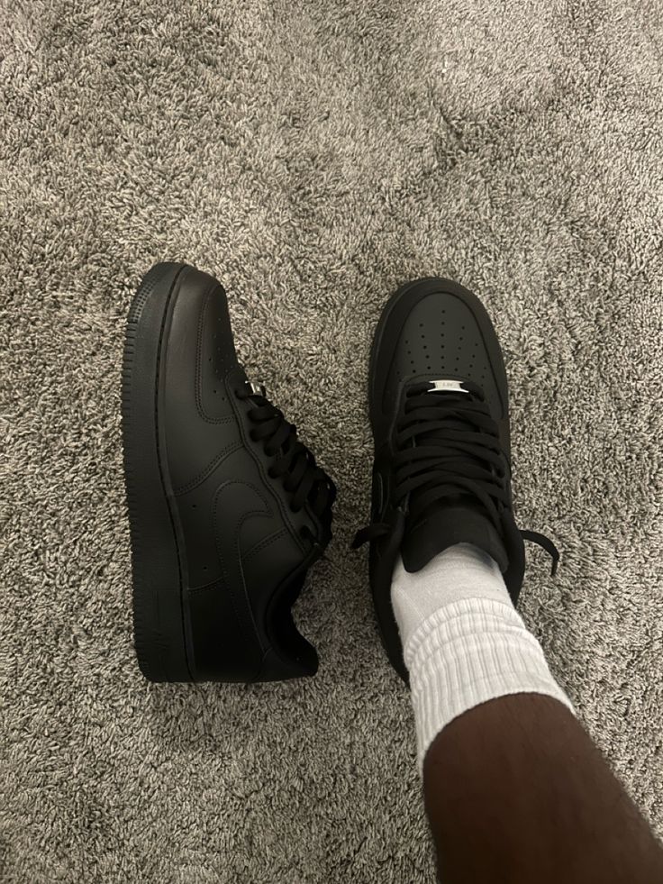 Black Air Force Outfit, Black Air Force 1, Pretty Sneakers, Diy Sneakers, White Nike Shoes, Black Nike Shoes, All Black Shoes, Pretty Shoes Sneakers, All Nike Shoes