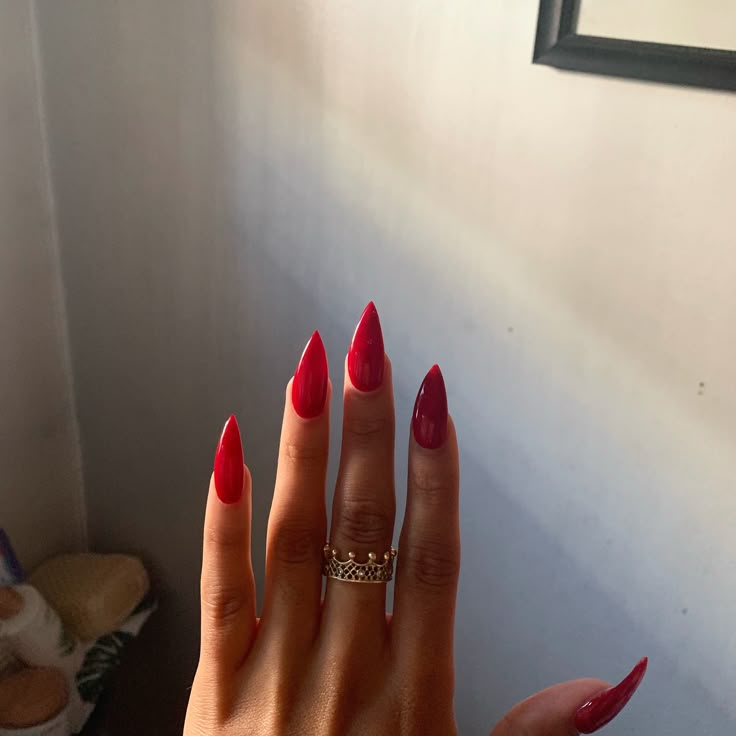 Red French Tip Nails Pointy, Red Acrylic Nails Pointy, Small Stelito Nails, Short Red Pointy Nails, Pointy Red Acrylic Nails, Red Sharp Almond Nails, Red Pointy Nails Stilettos, Red Pointy Nails Design, Uñas Yeri Mua