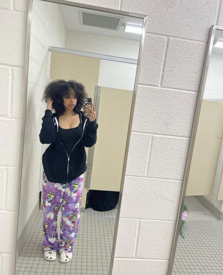 Outfit Inspo Pajamas, Pj Pants Outfit School, Pj Outfit For School, Pj Outfit Ideas, School Bathroom Aesthetic, Aesthetic Pajamas, Pj Outfit, School Bathroom, Pajama Outfits