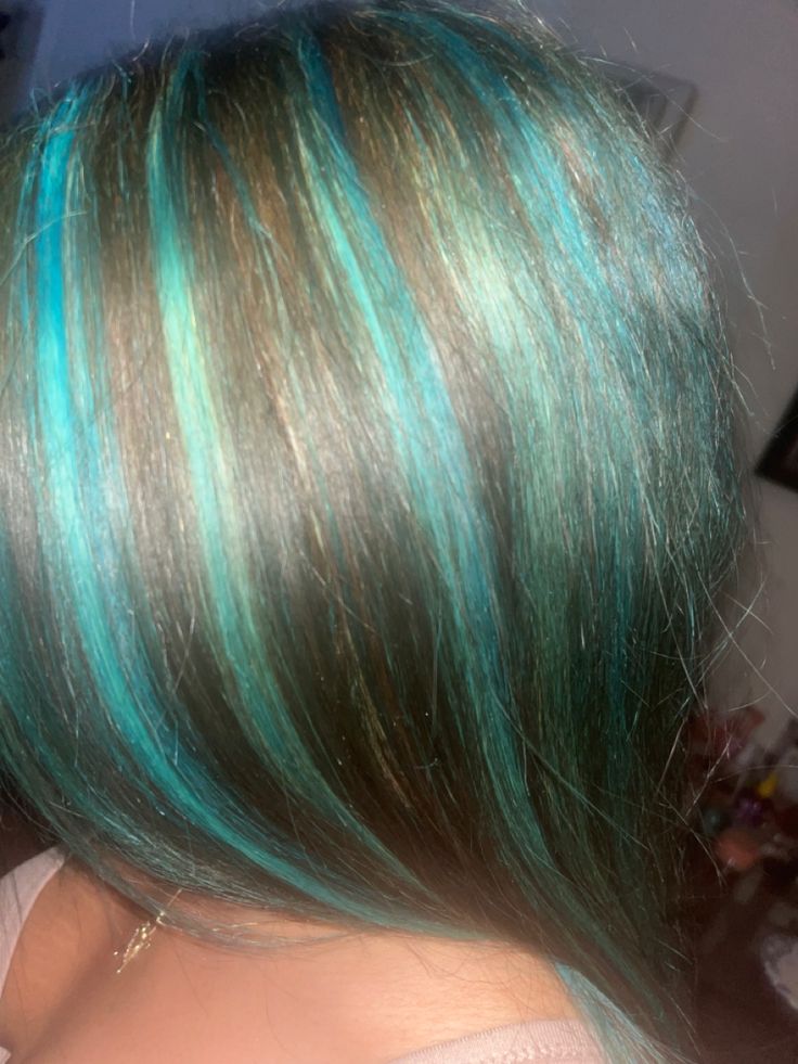 Teal Hair Dye, Blue Brown Hair, Highlights Blue, Bright Blue Hair, Blue Hair Highlights, Skunk Hair, Teal And Brown, Turquoise Hair, Teal Hair