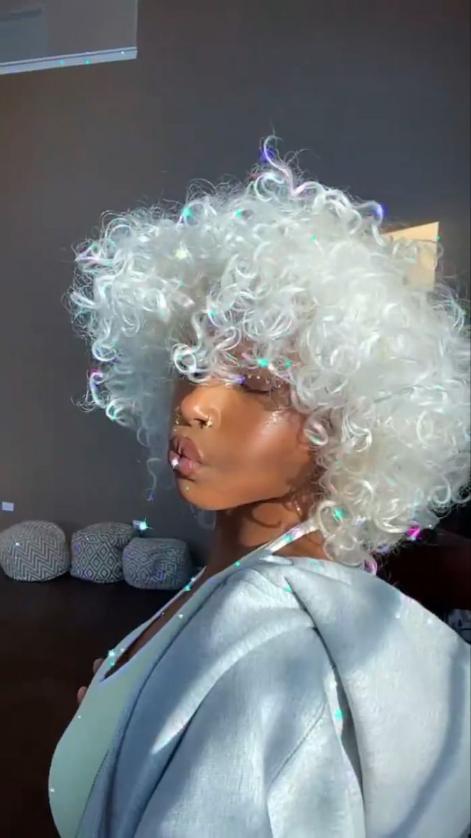 White Haired Black Woman, Black Women With White Hair, White Wig Black Women, White 4c Hair, Bleach Afro Hair, Black Skin White Hair, White Hair Curly, White Afro Hair, White Afro Aesthetic