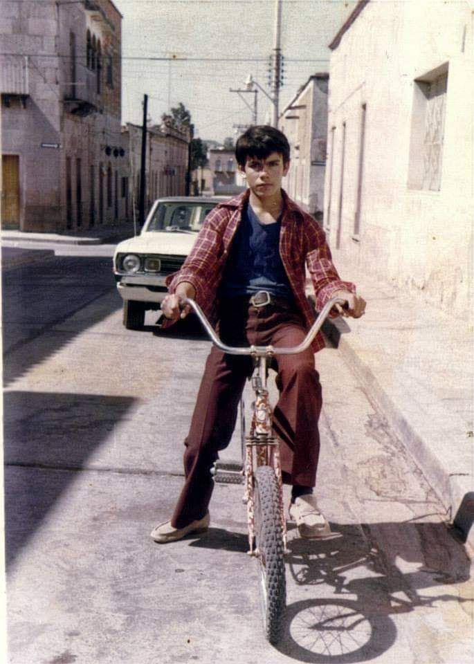 Mexico Photography Culture, 70s Mexican Fashion Men, Mexico In The 90s, 80s Mexican Fashion Men, 90s Mexican Fashion Men, Mexican 70s Fashion, Mexican Street Style Men, Mexico In The 80s, Mexican Street Photography