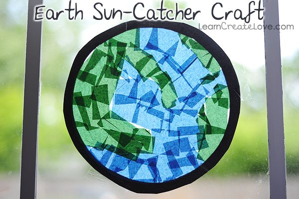 { Earth Sun-Catcher Craft } from LearnCreateLove.com Recycled Crafts Kids Preschool, Earth Day Crafts For Kids, Contact Paper Crafts, Earth Week, Earth Day Projects, Earth Craft, Recycled Crafts Kids, Suncatcher Craft, Earth Day Crafts