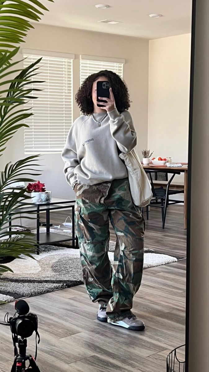 Army Cargo Pants Outfit Black Women, Camo Pants Outfit Street Style, Camo Cargo Pants Outfit Street Style, Aliyah Simone, Camo Cargo Pants Outfit, Cargo Pants Outfit Street Style, Womens Camo Pants, Cargo Pants Outfit Black, Museum Pics