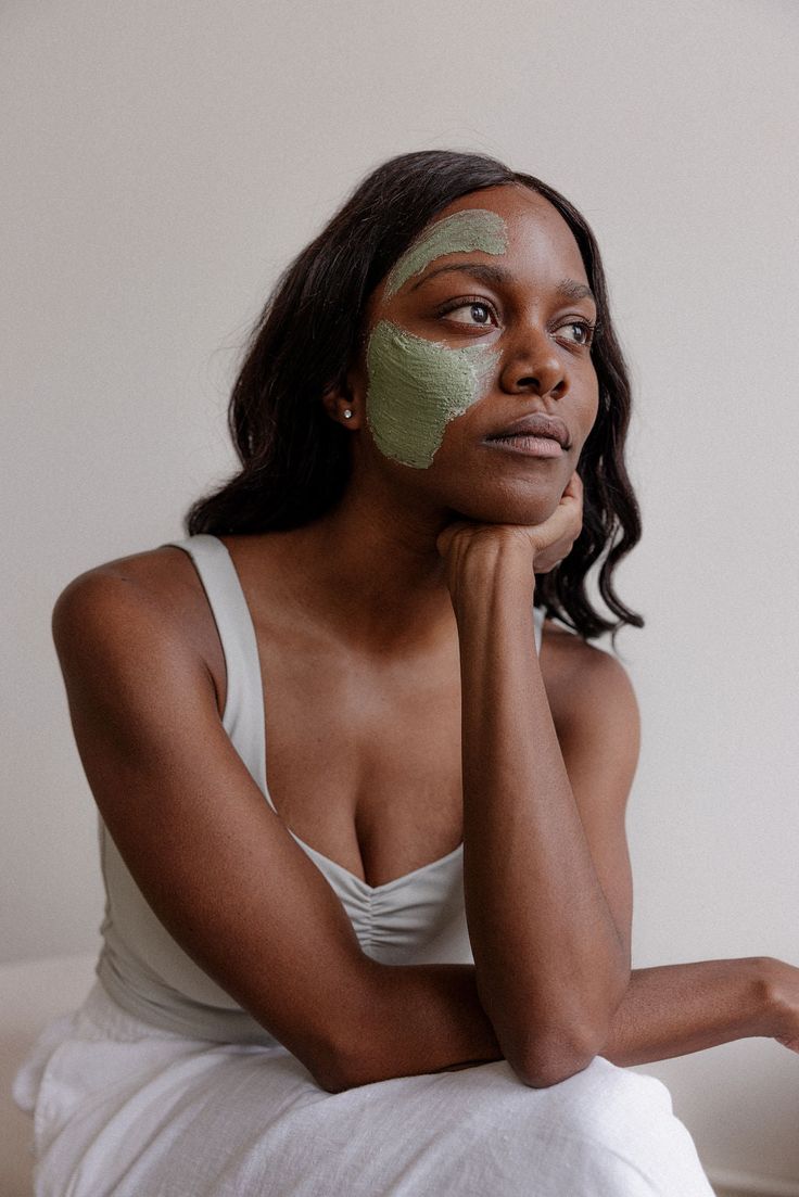 This mask is formulated with a powerhouse of natural ingredients, including green papaya fruit enzymes, matcha green tea powder, French green and rhassoul clay, yarrow, and geranium. These components work together to detoxify, cleanse, balance, and heal skin to reveal a bright, nourished complexion. Enzyme Mask, Papaya Fruit, Green Papaya, French Green Clay, French Green, Papaya Fruits, Matcha Green Tea Powder, Geranium Essential Oil, Skin Dryness