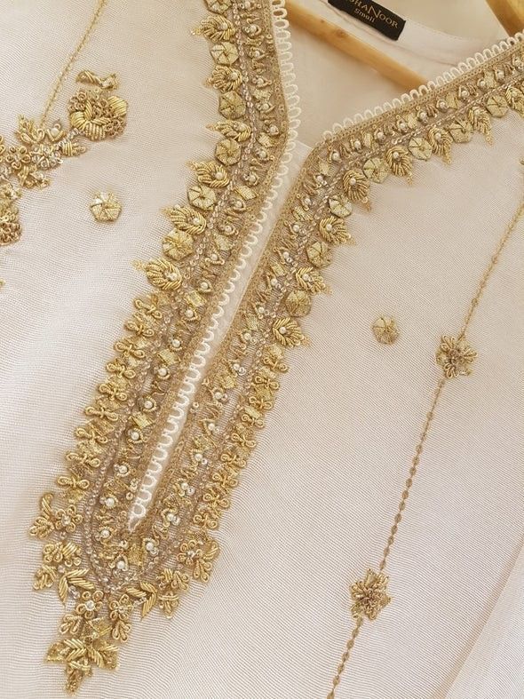 Dabka Work Embroidery Neckline, Agha Noor Dresses, Embroidery Bride, Organza Styles, Agha Noor, Gold Work Embroidery, Golden Embroidery, Embroidery Fashion Detail, Embroidery Leaf