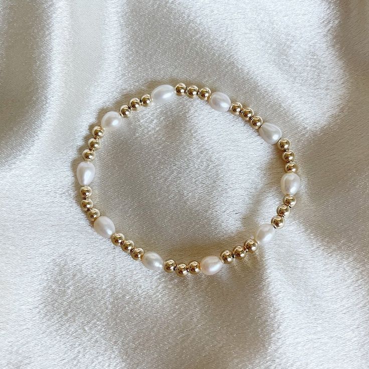 Gold Bead Bracelets Diy, Classy Beaded Bracelets, White And Gold Beaded Bracelet, Trendy Bracelet Ideas, Pearl Bead Bracelet Ideas, Stretchy Bracelets Diy, Pearl Gold Bracelet, Preppy Jewelry, White Pearl Bracelet