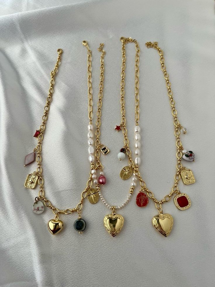 Cute Vintage Necklace, Statement Charm Necklace, Vintage Jewelry Outfit, Charm Necklace Chain, Charm Necklace Inspiration, Make Your Own Charm Necklace, Charm Necklace Ideas Diy Jewelry, Charm Necklace Vintage, Gold Charm Necklace Aesthetic