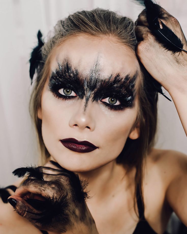 Black Swan Makeup, Raven Costume, Bird Makeup, Fantasy Make-up, Crow Costume, Halloween Make-up Looks, Halloweenský Makeup, Hairstylist Quotes, Creepy Halloween Makeup