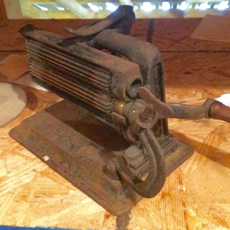 an old machine sitting on top of a wooden table