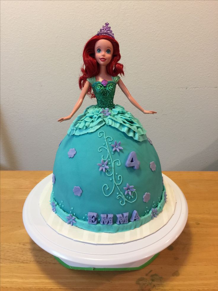 there is a cake that looks like the little mermaid