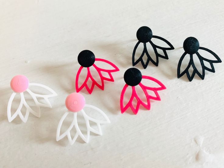 A perennial favorite... (Some puns just write themselves) 🌼���🌼🌼🌼 The design and colors of this front back stud earring got a little update--find it on our site now (and get the last couple of the old design at a discount!) 🌼🌼🌼🌼 [Love Me, Love Me Not 3D Printed Earrings; $10 on rplusddesigns.com] 🌼🌼🌼🌼 #daisyearring #waitingforspring #frontbackearring #3Dprintedearrings #kitschplease #rplusd Earrings 3d Print, 3d Printed Accessories, 3d Printer Jewelry, 3d Earrings, Printed Earrings, 3d Printed Earrings, Diy Key, Diy Leather Earrings, 3d Printing Art