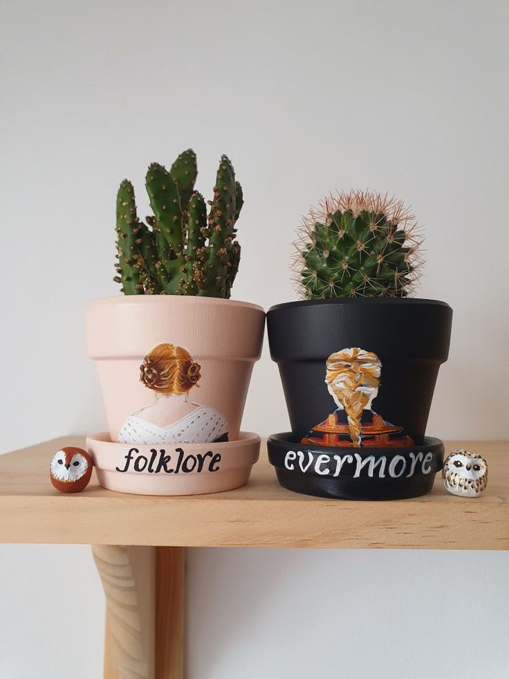 Taylor swift Evermore gifts Color Me Mine Ideas Taylor Swift, Taylor Swift Plant Pot, Air Dry Clay Taylor Swift, Taylor Swift Clay Art, Pottery Painting Ideas Taylor Swift, Taylor Swift Pottery Ideas, Taylor Swift Ceramic Ideas, Taylor Swift Diy Gifts, Taylor Swift Pottery Painting