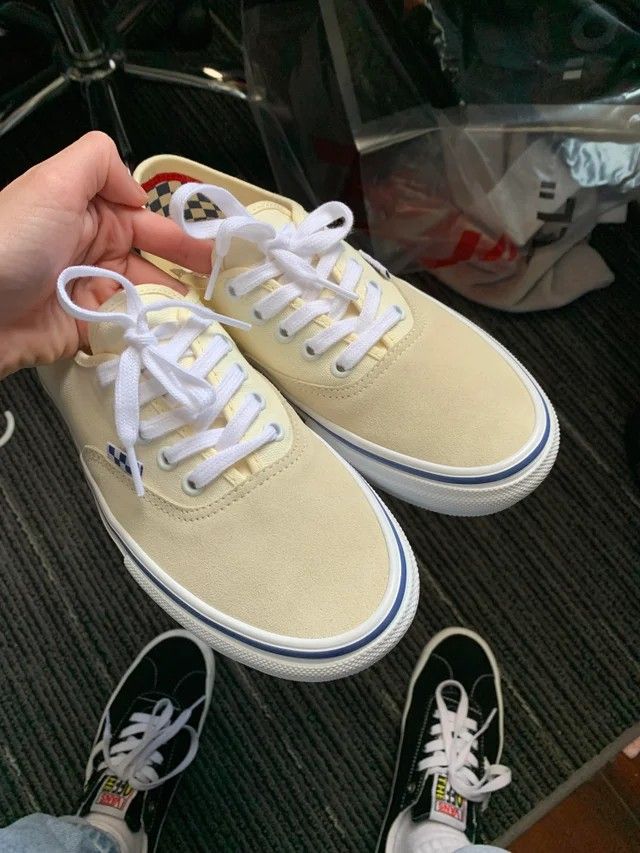 Vans Authentic Off White Vans Authentic Off White, White Socks Outfit, Authentic Vans, Sock Outfits, Vans Off The Wall, Vans Authentic, White Sock, Vans Old Skool Sneaker, Shoes Men