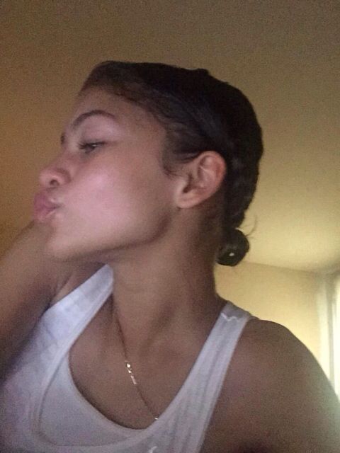 Zendaya Coleman Zendaya Body, Jawline Goals, Perfect Jawline, Good Jawline, Skin Lightening Diy, Strong Jawline, Slimmer Face, Access Point, Zendaya Coleman