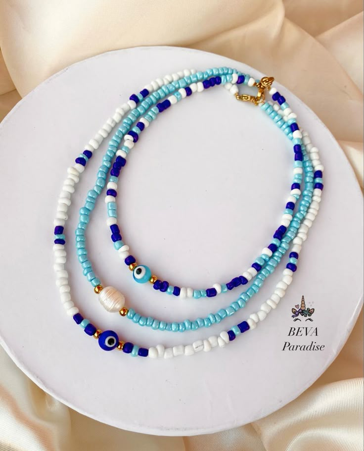 IG: @beva_paradise.hn Beaded Chocker Ideas, Preppy Necklaces, Bead Charms Diy, Beaded Necklace Diy, Easy Diy Jewelry, Beads Bracelet Design, Jewelry Accessories Ideas, Handmade Wire Jewelry, Trendy Necklaces