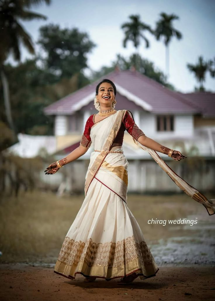 Kasavu Half Saree, Kerala Dhavani, Mehandi Dress, Kerala Saree Blouse, Saree Function, Onam Outfits, Choli Blouse Design, Kerala Saree Blouse Designs, South Indian Wedding Saree