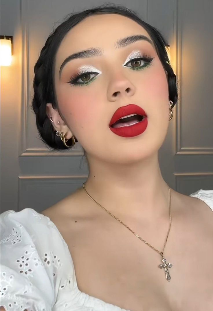 Mexican Traditional Makeup, Mexico Makeup Ideas, Fiesta Makeup Looks, Mexican Theme Makeup, Mexican Inspired Makeup, Mexican Eye Makeup, Mexico Eyeshadow Look, Hispanic Heritage Month Makeup, Mexican Independence Day Makeup