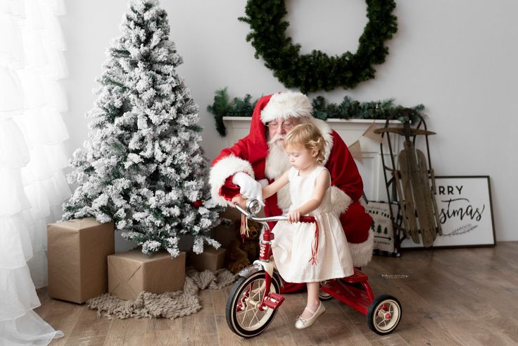 Santa Minis Photography, Santa Minis, Christmas Studio, Group Photoshoot, Santa Mini, Mini Photo Sessions, Santa Photos, Christmas Shoot, Christmas Mini Sessions