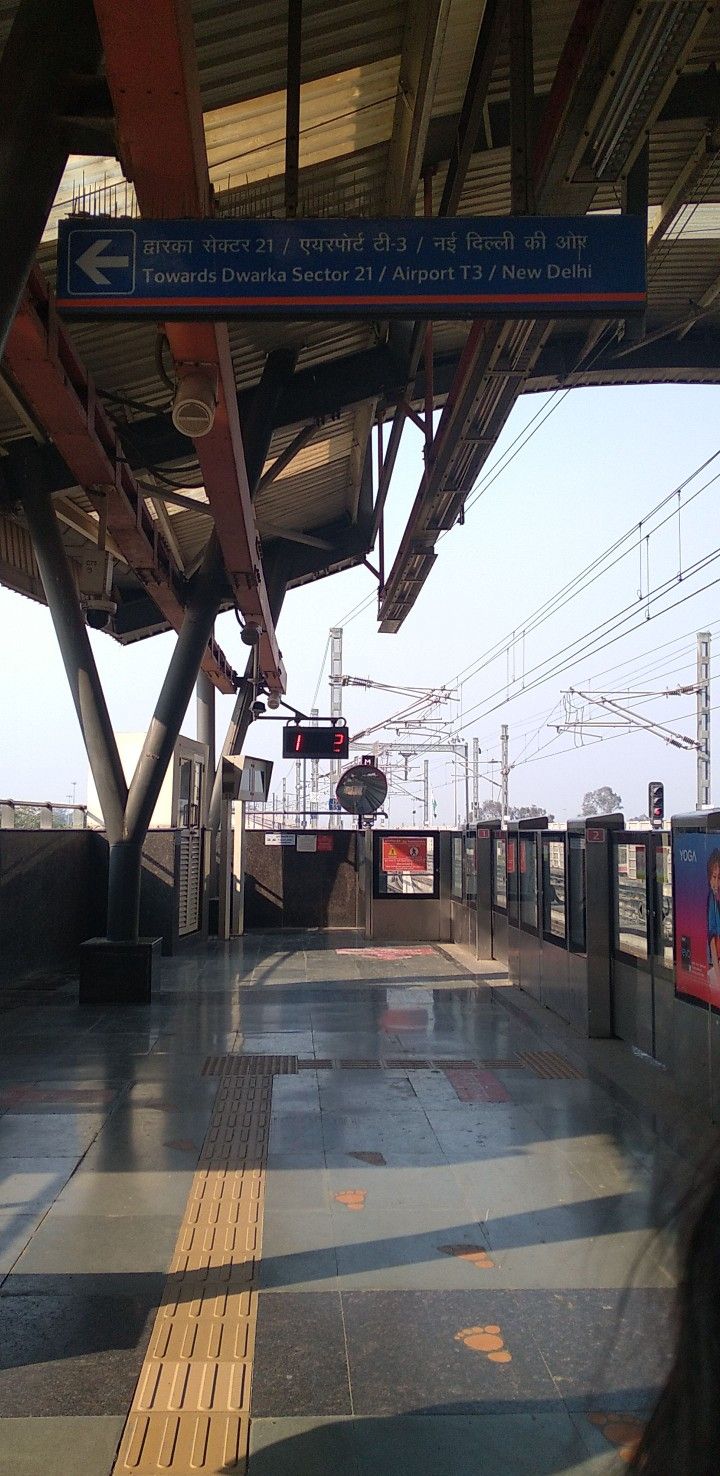 an empty train station with no people on the platform