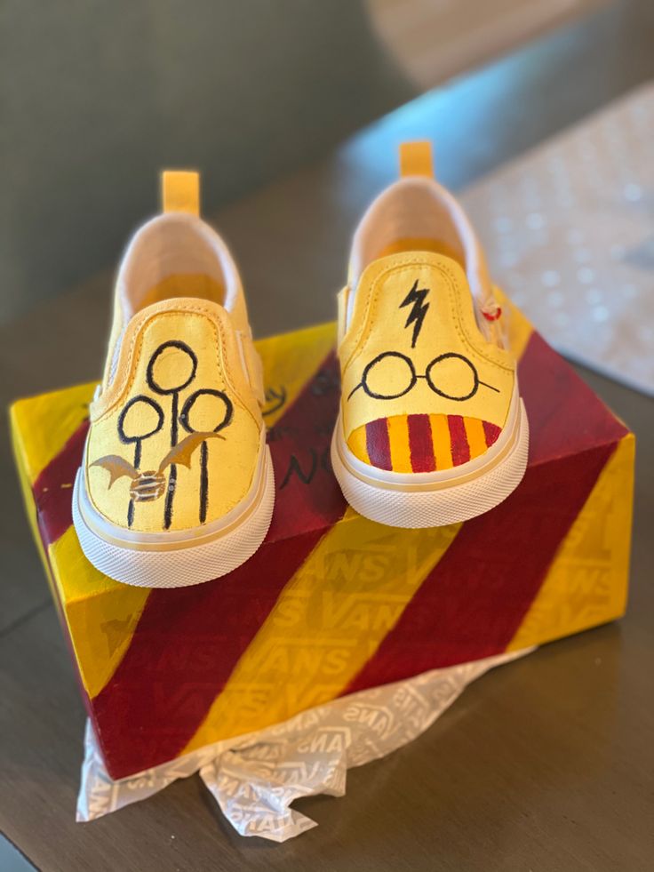 Painted Sneakers Diy Ideas, Hand Painted Shoes Diy, Hand Painted Shoes Ideas, Vans For Kids, Canvas Shoes Diy, Harry Potter Shoes, Paint Jeans, Hand Painted Vans, Vans Painted