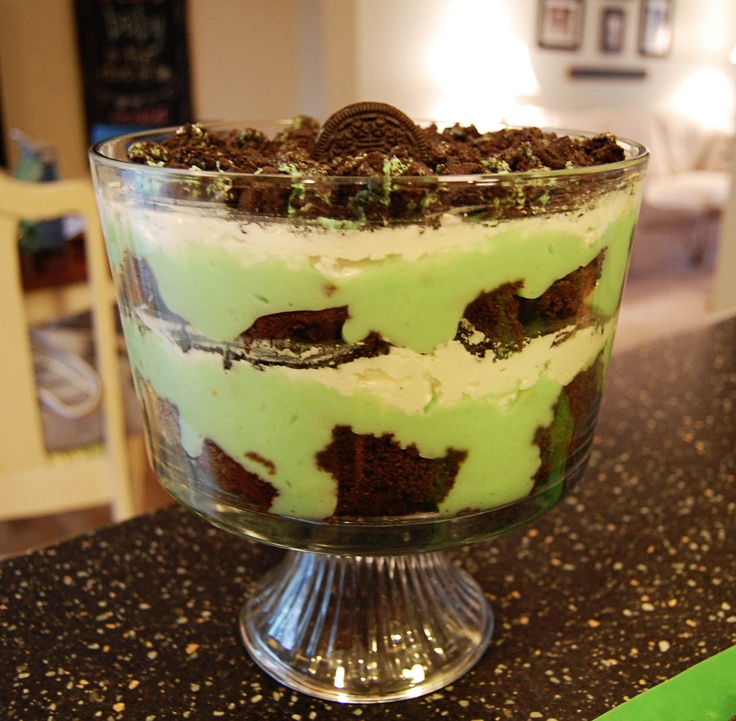 an oreo cookie and mint trifle in a glass dish on a counter top