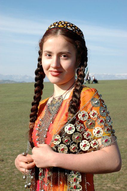 A Turkmen girl. Folk Dresses, Traditional Attire, World Cultures, Folk Costume, People Of The World, Traditional Clothing, People Around The World, Fashion History, Ethnic Fashion