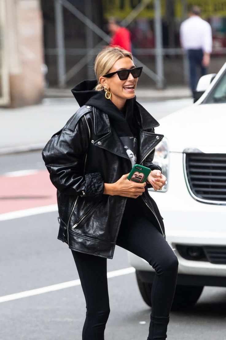 Spring Outfit Women, Pose Mode, Jeans Outfit Fall, Walking Down The Street, Fall Jeans, Denim On Denim, Double Denim, Outfit Jeans, Looks Street Style