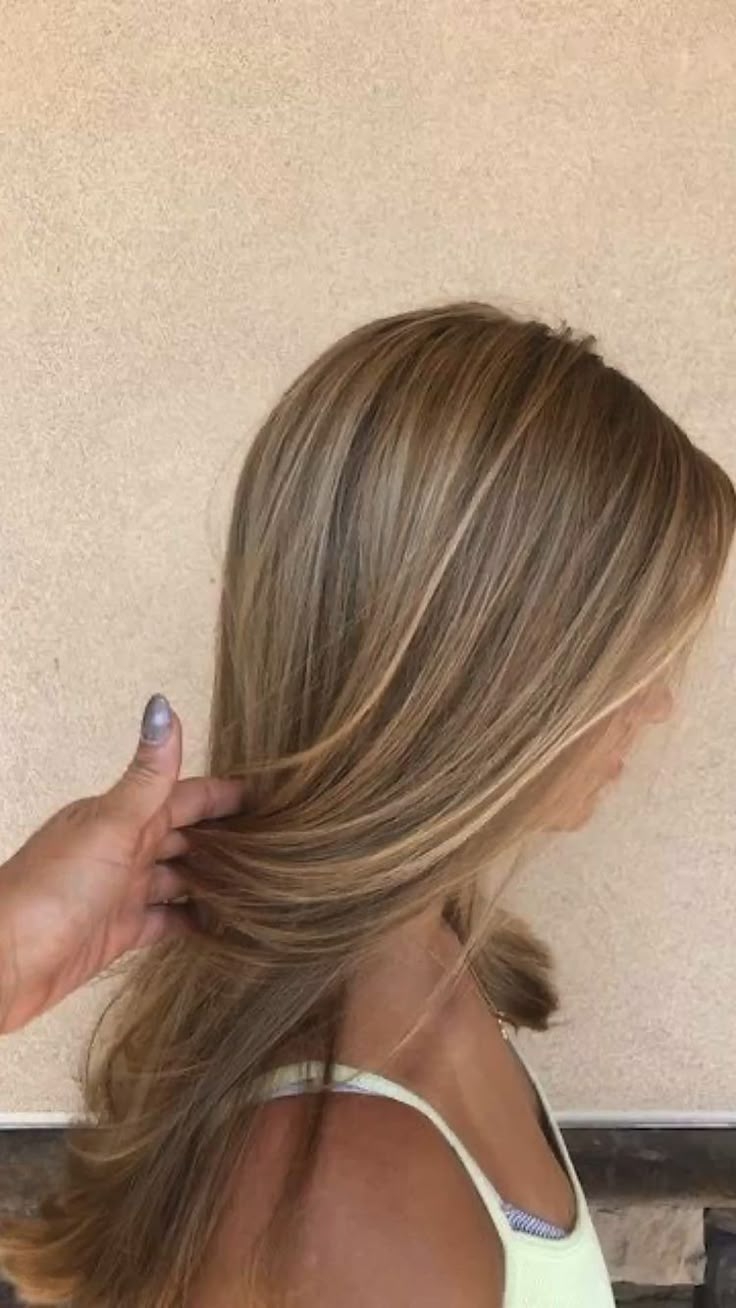 balayage hair, balayage for dark brown hair, brown to blonde balayage, brunette hair with blonde highlights Light Brunette Hair, Rambut Brunette, Summer Blonde Hair, Brown Hair Inspo, Brunette Hair With Highlights, Dirty Blonde Hair, Brown Hair With Blonde Highlights, Honey Blonde Hair, Brown Hair Balayage