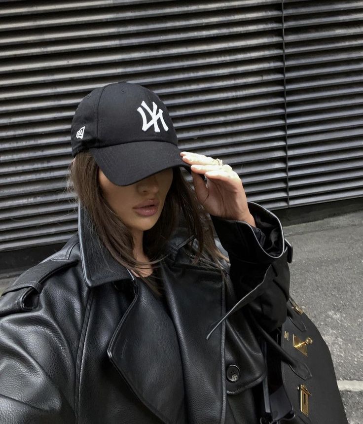 Ny Cap Outfit, Ny Cap, Yankees Baseball Cap, Clueless Fashion, Yankees Cap, Ny Outfits, Cap Outfit, New York Yankees Baseball, Mum Fashion